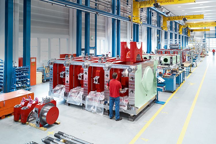 Grosses Produktionswerk von Innen bei Burckhardt Compression AG zeigt halbfertige Kolbenkompressoren