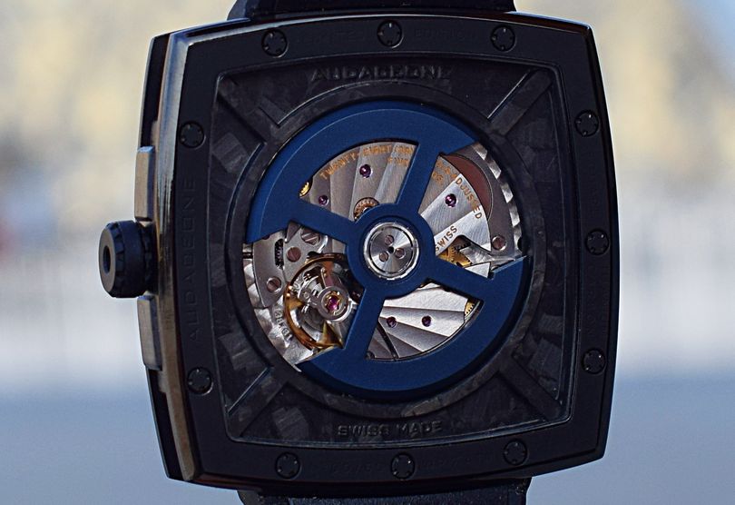 Carbon Uhrengehäuse der Audaceone SQUARE Black Carbon Collection von hinten