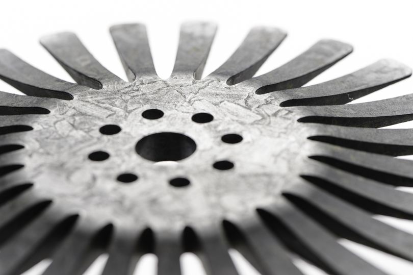 Produktbild einer konturgenauen Ventilplatte aus thermoplastischem Faserverbundwerkstoff als Anwendung im Maschinenbau