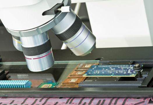 Leiterplatten werden unter der Linse eines Mikroskops geprüft