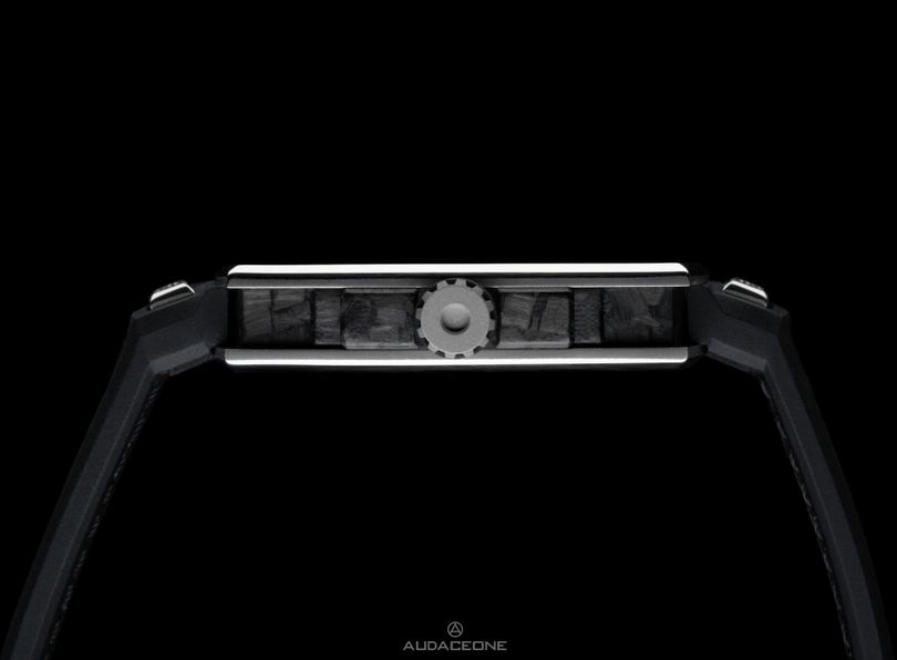 Carbon Uhrengehäuse der Audaceone SQUARE Black Carbon Collection von der Seite