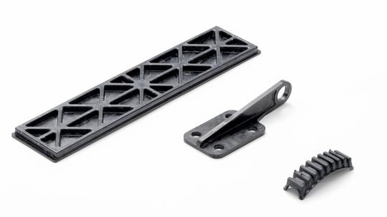 Bild zeigt drei schwarze Formteile aus Carbonfaser Composite hergestellt im Compression Molding Verfahren