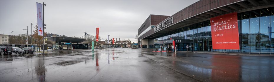 Eingang des Messe Luzern Geländes an der Swiss Plastics Expo 2023