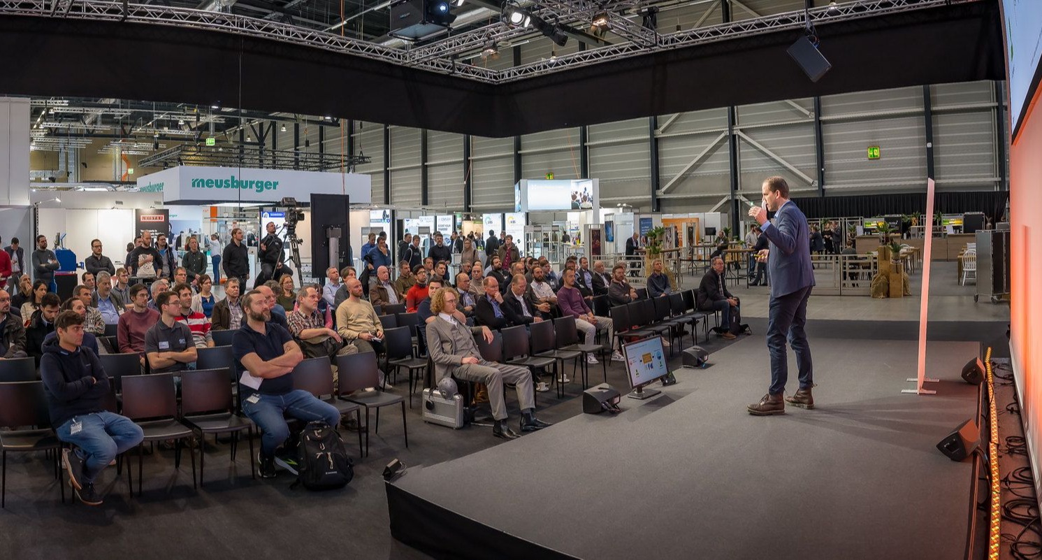 CrossTEQ Messestand neben der Main Stage an der Swiss Plastics Expo 2023