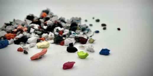 Ausgestreute farbige, grobe, inhomogene Kunststoff Rezyklate für Composite Herstellung